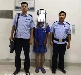 警察抓人现场吃瓜,围观群众化身“吃瓜群众”