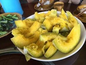 云南情侣吃瓜,共享夏日悠闲时光