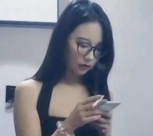 跳舞眼镜妹吃瓜,网络热议不断