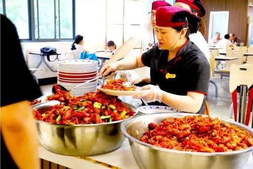 学校饭堂吃瓜,瓜果飘香，美味共享