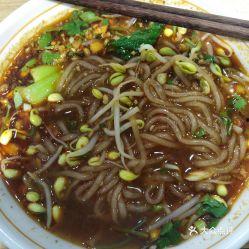 瓜老幺瓜大姐吃酸辣粉,瓜老幺瓜大姐的酸辣粉美食之旅